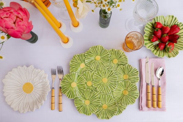 Gardenia-green-daisy-dinner-plate-Signature-Editions